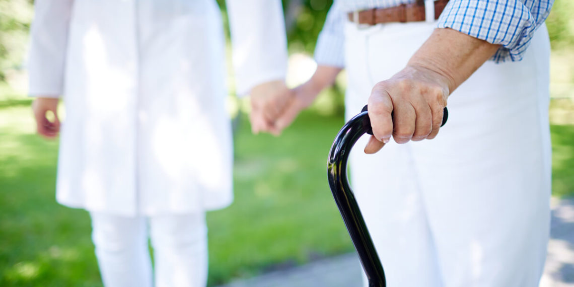 Reedukacja chodu po udarze niedokrwiennym – przewodnik po wybranych metodach rehabilitacji