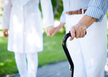 Reedukacja chodu po udarze niedokrwiennym – przewodnik po wybranych metodach rehabilitacji